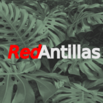 Un fondo de foliaje tropical con un filtro verde y sobre el fondo el título RedAntillas. "Red" tiene color rojo, mientras que "Antillas" es gris claro.
